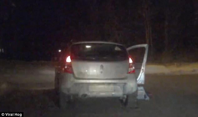 Μωρό ανοίγει την πόρτα και πετάγεται έξω από το αυτοκίνητο (Video) - Media