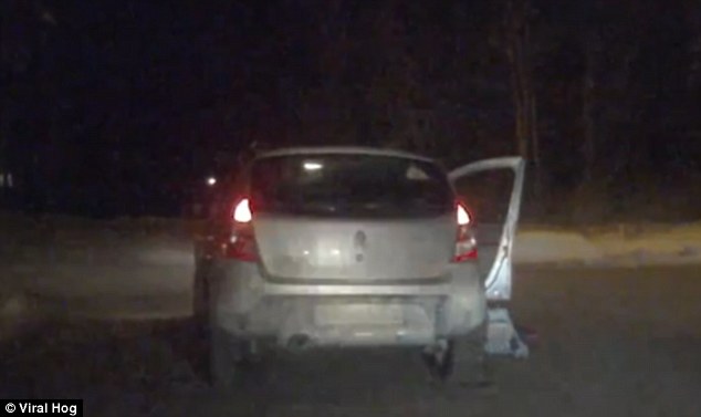 Μωρό ανοίγει την πόρτα και πετάγεται έξω από το αυτοκίνητο (Video) - Media