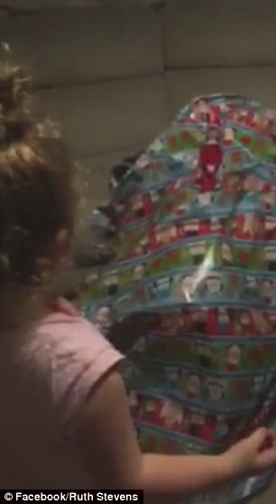 Η συγκινητική αντίδραση των παιδιών που δέχθηκαν Χριστουγεννιάτικο δώρο… τον μπαμπά τους (Video) - Media