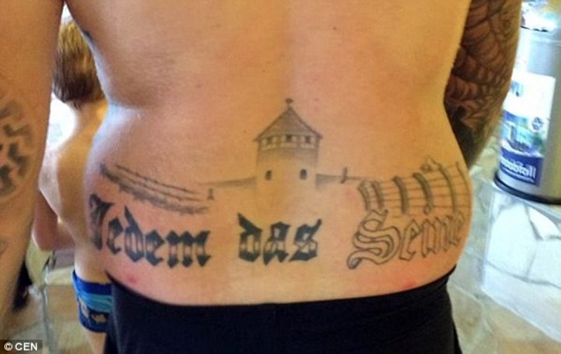 Γερμανός ακροδεξιός πολιτικός έχει κάνει τατουάζ την πύλη στρατοπέδου συγκέντρωσης στην πλάτη του! (Photo) - Media