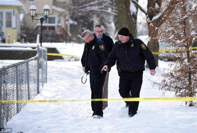 Αστυνομικός πυροβολεί σκύλο και σκοτώνει μητέρα 3 παιδιών (Video) - Media