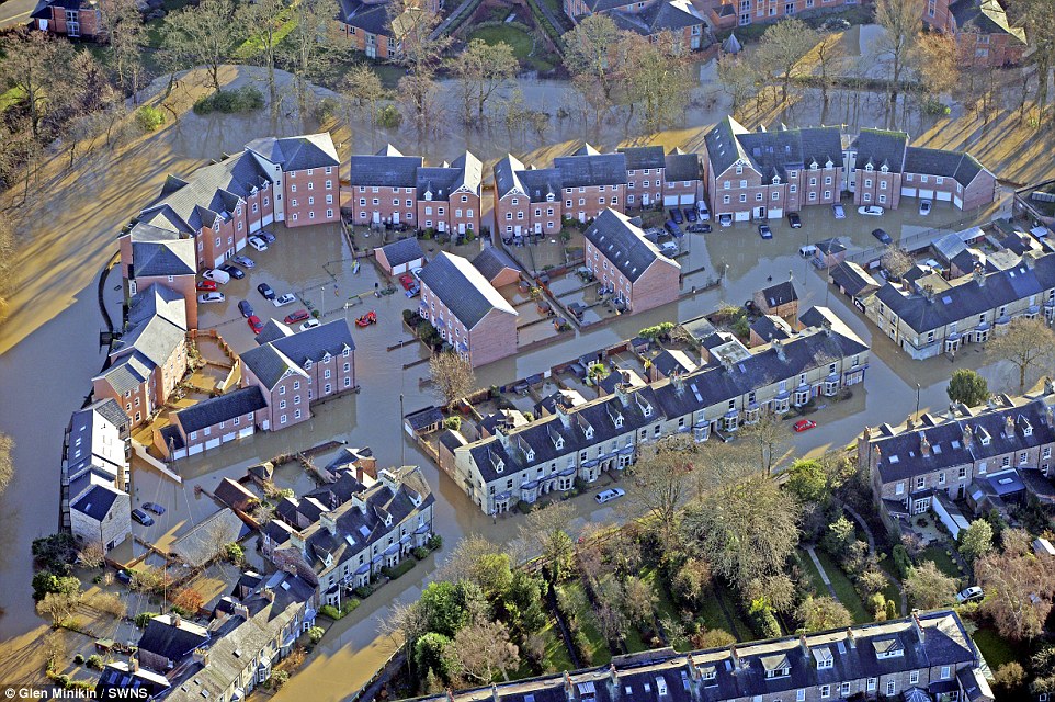 Στρατός στους δρόμους της βόρειας Αγγλίας για την αντιμετώπιση των πλημμυρών (Photos - Video) - Media