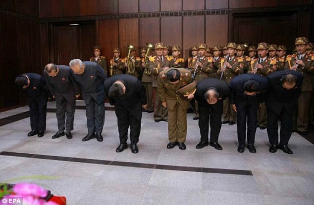 Δάκρυσε ο ηγέτης της Βόρειας Κορέας - Σπάνια εκδήλωση συναισθήματος από τον Κιμ Γιονγκ Ουν - Media