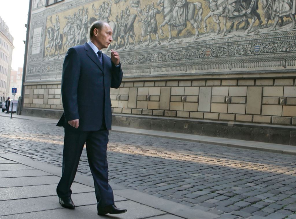 Το ασυνήθιστο βάδισμα του Πούτιν:  Κατάλοιπο από την εκπαίδευση στην KGB για ταχεία πρόσβαση στο όπλο (Video) - Media