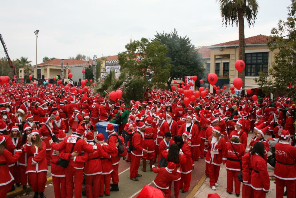 «Πλημμύρισαν» τα Χανιά από Άγιους Βασίληδες – Τα χρήματα σε ιδρύματα για παιδιά (Photos) - Media