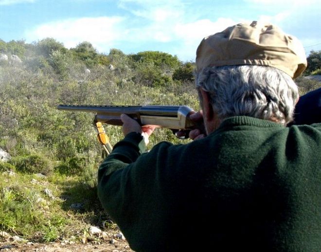Λογομάχησαν και τον πυροβόλησε με κυνηγετική καραμπίνα - Media
