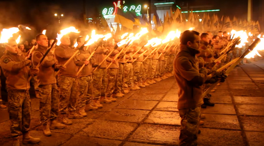 Ουκρανοί νεοναζί του τάγματος «Αζόφ» παρελαύνουν με πυρσούς στην Μαριούπολη (Video) - Media