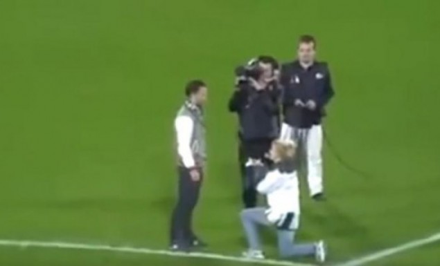 Του έκανε πρόταση γάμου στο γήπεδο κι αυτός το... έσκασε! (Video) - Media