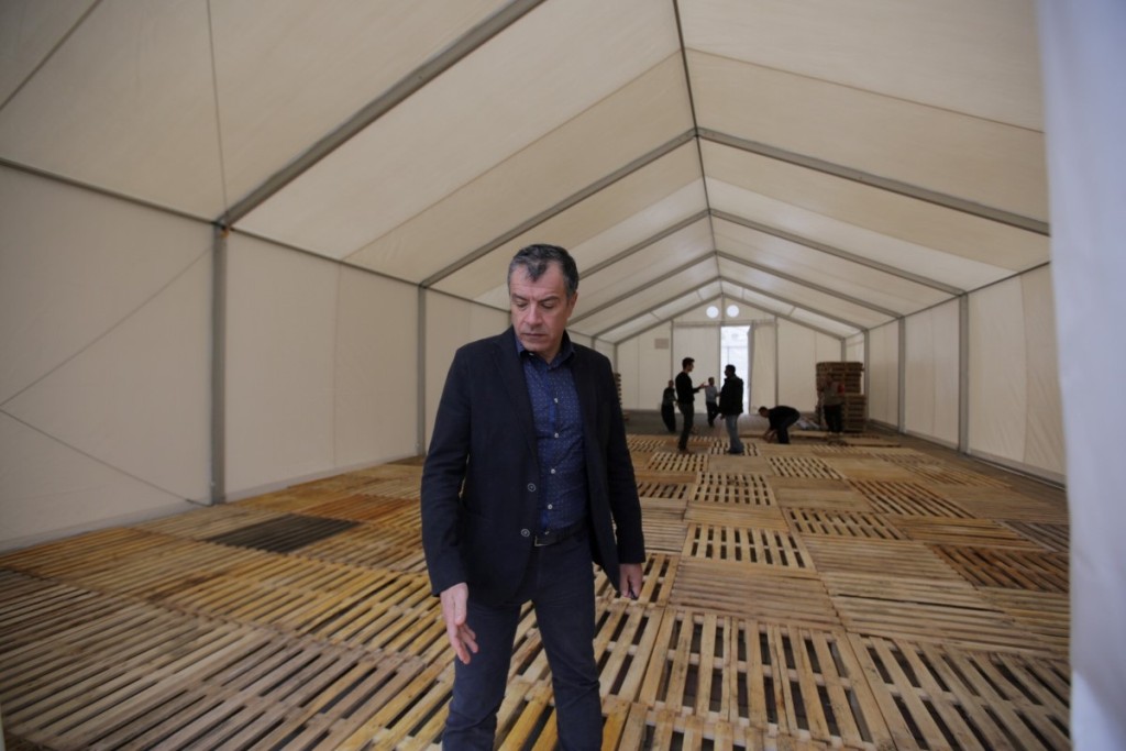 Θεοδωράκης: Γιατί δεν αξιοποιούν τα εγκαταλελειμμένα στρατόπεδα;  - Media