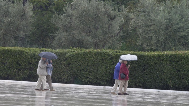 Συννεφιά, βροχές και πτώση της θερμοκρασίας - Media
