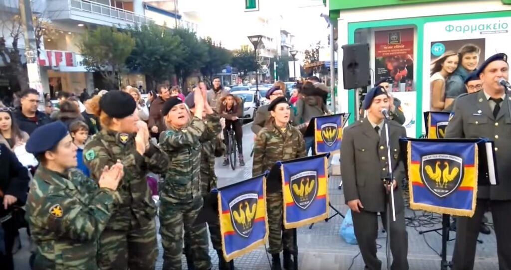 Μπάντα του στρατού τραγουδάει το «Σαν να μην πέρασε μια μέρα» του Γ.Δημητριάδη (Video) - Media