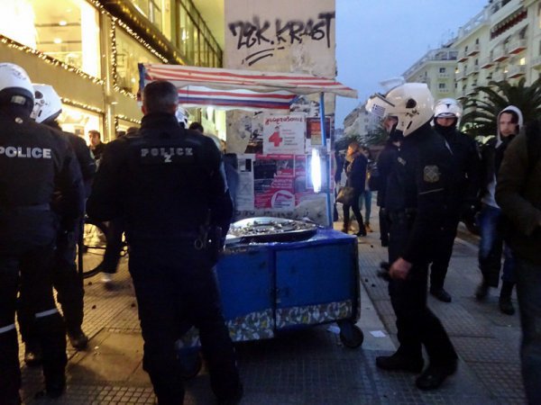 Στη Θεσσαλονίκη δικάζουν τον καστανά - «Άρχισε να μας πετά κάστανα» λέει ο αστυνομικός που τον συνέλαβε - Media