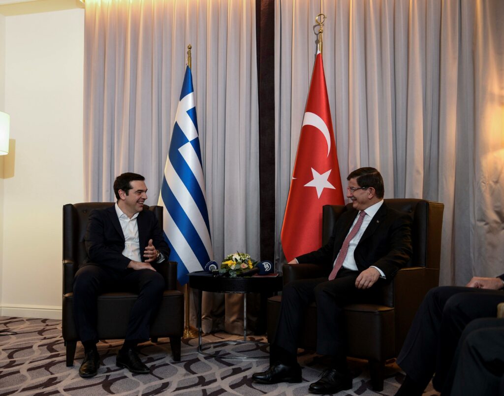 Τη σημασία της συνεργασίας Ελλάδας -Τουρκίας για το προσφυγικό υπογράμμισαν Τσίπρας και Νταβούτογλου - Media