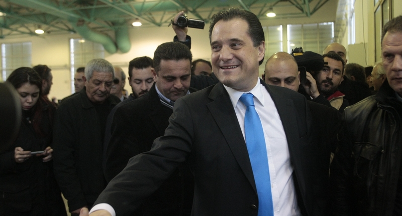 Ο Άδωνις κόλλησε στα χιόνια και η Ευγενία έβγαζε selfies (Photos) - Media