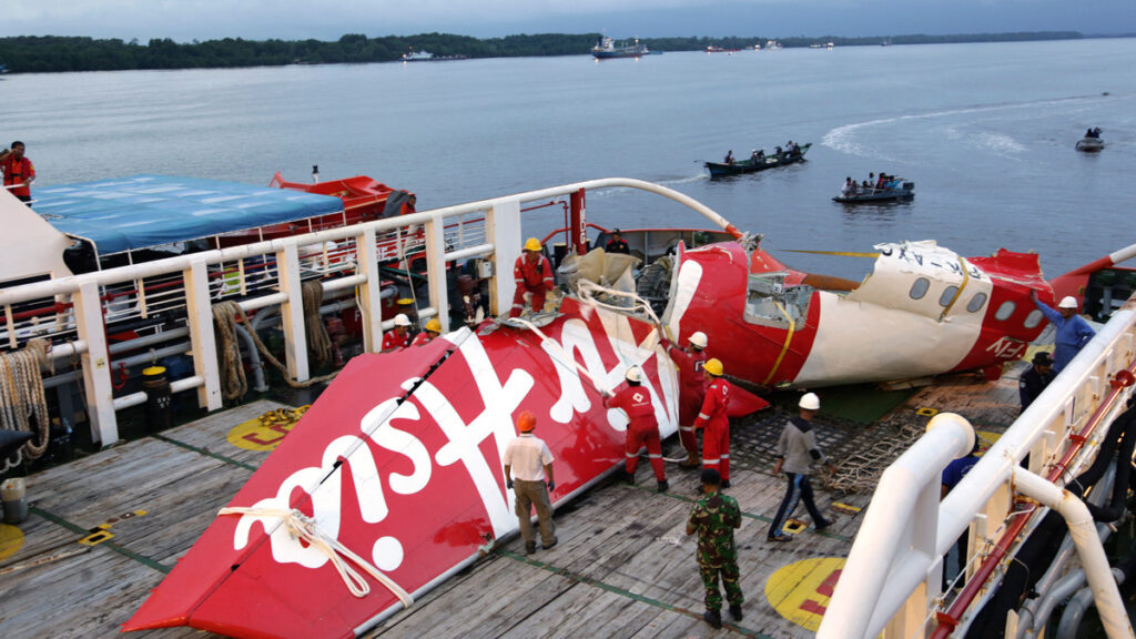 Σφάλμα στον ηλεκτρολογικό εξοπλισμό έριξε το αεροσκάφος της AirAsia - Η εταιρεία γνώριζε για το πρόβλημα - Media