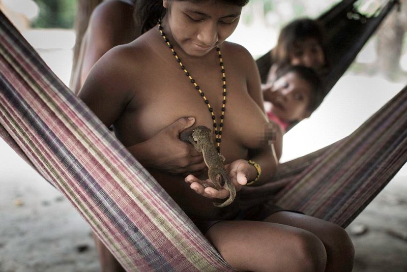 Η φυλή Άβα, ζει στα δάση του Αμαζονίου και οι γυναίκες θηλάζουν μικρά άγρια ζώα (Video)  - Media