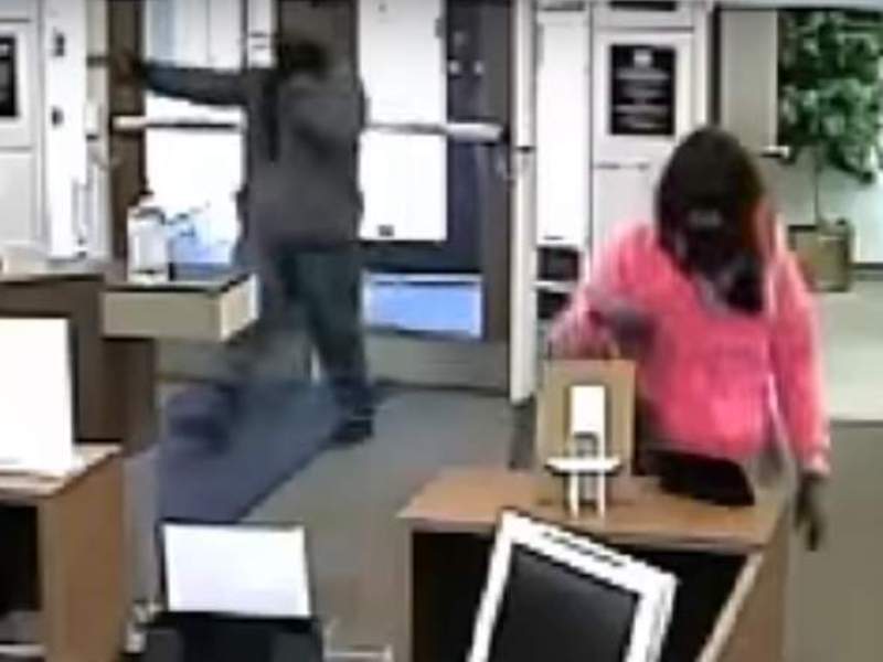 Ο ληστής δεν μπορεί να καταλάβει πως να ανοίξει μια ξεκλείδωτη πόρτα (Video) - Media