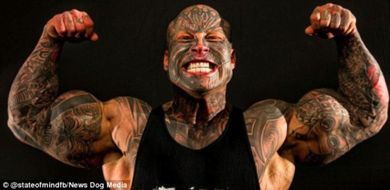 Αυτό είναι το «Τέρας» και ζει στη Δανία – Προκαλεί τρόμο με τα τατουάζ και τα 130 κιλά μύες - Media