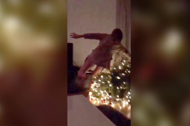 Η Charlotte Crosby μέθυσε και… τα έβαλε με το χριστουγεννιάτικο δέντρο (Video) - Media