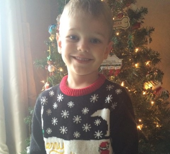 Τι δεν προσέξατε στο χριστουγεννιάτικο πουλόβερ αυτού του μικρού αγοριού (Photo) - Media