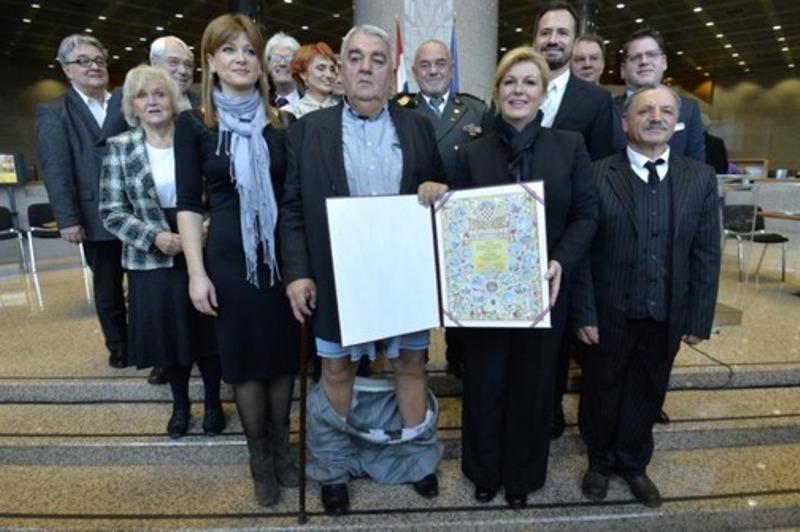 Του έπεσε το παντελόνι την ώρα που έπαιρνε το βραβείο από την πρόεδρο της Κροατίας (Photos) - Media