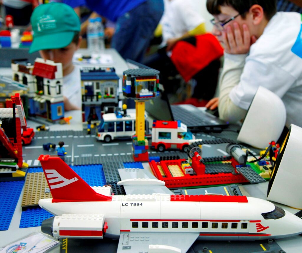 Διαγωνισμοί Εκπαιδευτικής Ρομποτικής   από την WRO Hellas με τη στήριξη της COSMOTE - Media