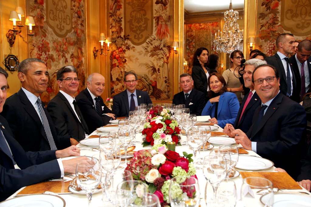 Το χλιδάτο δείπνο Ολάντ και Ομπάμα σε πανάκριβο εστιατόριο του Παρισιού (Photos + Video) - Media