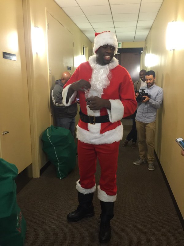 Διάσημος μπασκετμπολίστας μοιράζει δώρα ως Άγιος Βασίλης (Video) - Media