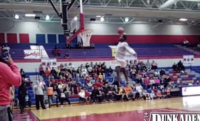 Επικό κάρφωμα από μαθητή λυκείου (Video) - Media