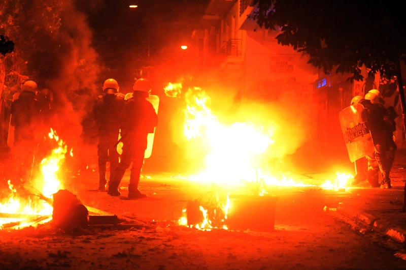 Νύχτα πολέμου στα Εξάρχεια- Τραυματίστηκε διερχόμενος τουρίστας  - Media