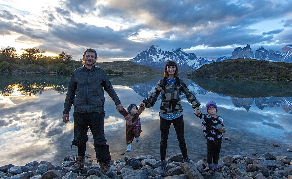 Η οικογένεια που ζει σε ένα βαν και γυρνάει τον κόσμο (Photos) - Media