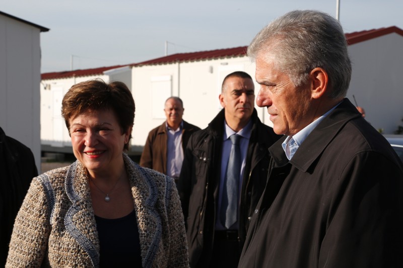 H Αντιπρόεδρος της Κομισιόν εγκαινιάζει από τον Ελαιώνα την επιδότηση ενοικίου για 20.000 πρόσφυγες - Media