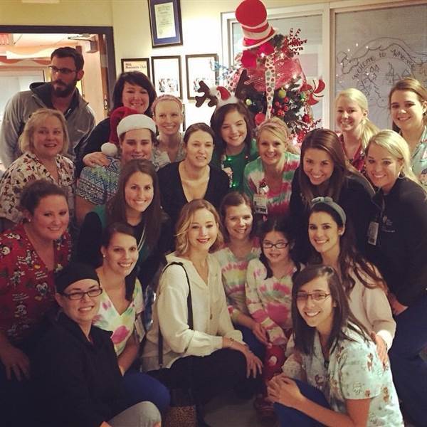 Κοντά στα άρρωστα παιδιά η Τζένιφερ Λόρενς - Media