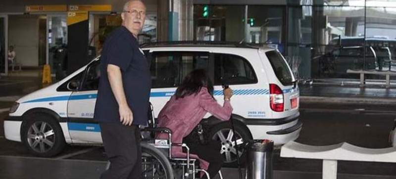 Σε αναπηρικό καροτσάκι η Ναόμι Κάμπελ (Photos) - Media