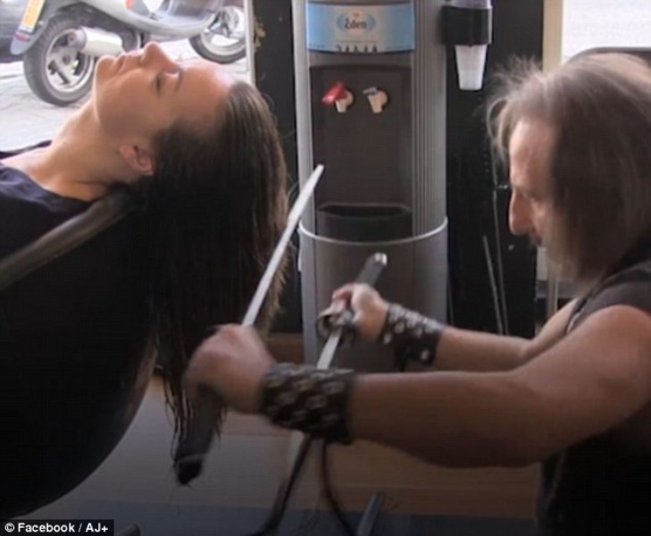 Κουρέας – Σαμουράι δεν χρησιμοποιεί ψαλίδι αλλά σπαθί Κατάνα και φλόγες (Video) - Media