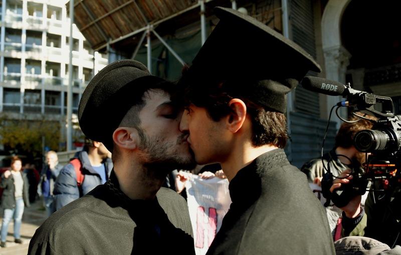 «Παπάδες» φιλιούνται μπροστά στη Μητρόπολη - Διαμαρτυρία ενάντια στις δηλώσεις Αμβρόσιου (Photos) - Media
