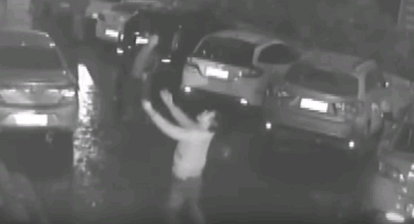 Προσπάθησε να πιάσει στα χέρια του γυναίκα που έπεσε από τον 11ο όροφο (Video) - Media