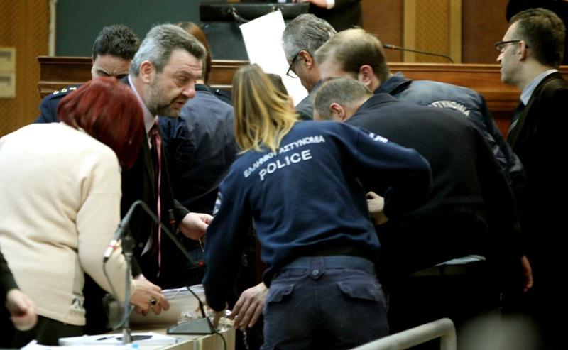 Δίκη Χρυσής Αυγής: Λιποθύμησε μάρτυρας - αστυνομικός κατά τη διάρκεια της εξέτασης (Photos) - Media