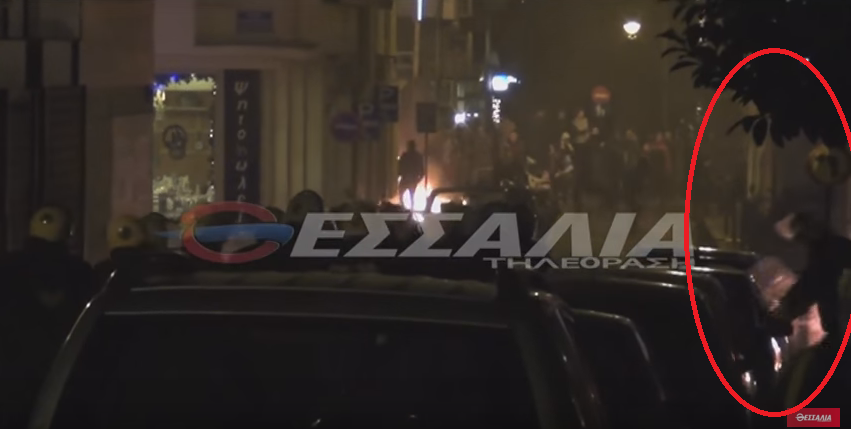 Άνδρας των ΜΑΤ σπάει τζάμι σε παρκαρισμένο αυτοκίνητο; (Video) - Media