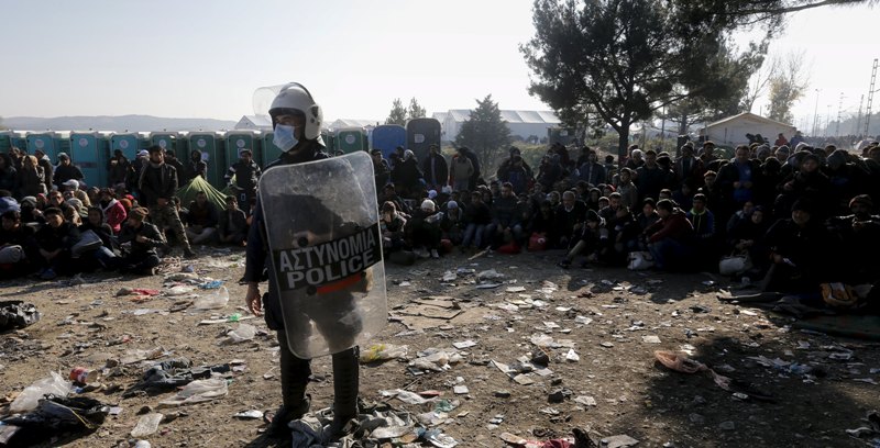 Φωτογραφίες με όπλα στο κινητό πρόσφυγα-Εξετάζεται από τις ελληνικές αρχές - Media