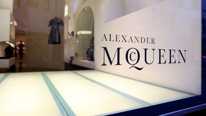 Καταγγελίες εργαζομένων για ρατσισμό στην εταιρεία «Αλεξάντερ ΜακΚουίν» - Media