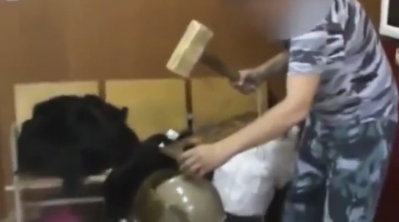 Δεσμοφύλακες για να σπάσουν πλάκα συνθλίβουν με σφυριά, κινητά τηλέφωνα, επάνω σε κεφάλια κρατουμένων (Video)  - Media