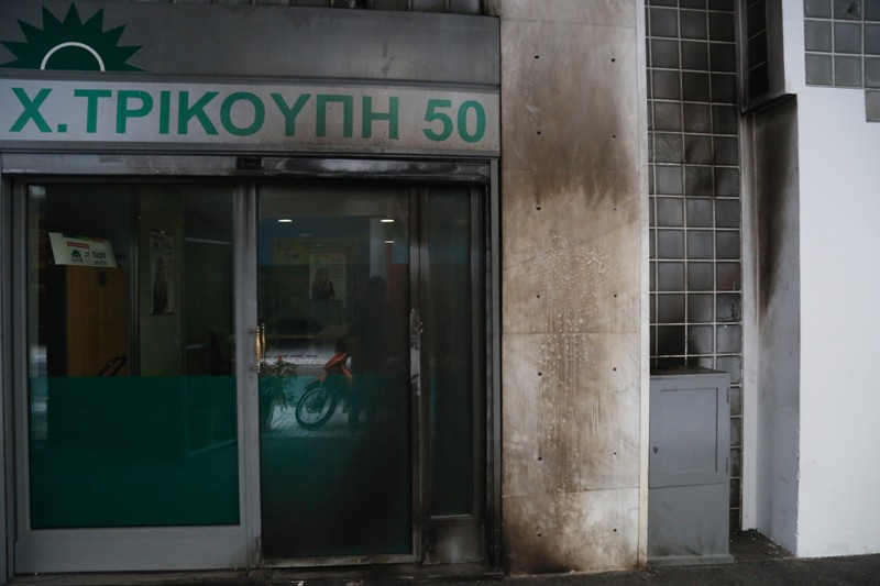 Μολότοφ σε δύο... δόσεις στα γραφεία του ΠΑΣΟΚ - Επίθεση στην κυβέρνηση από τον Ξεκαλάκη - Media