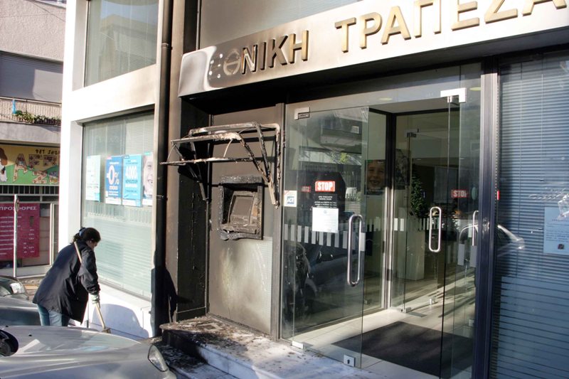 Ηράκλειο: Πυρκαγιά σε τράπεζα μετά από μολότοφ - Media