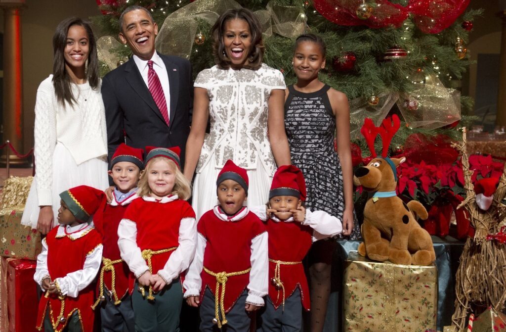 Χριστουγεννιάτικο μήνυμα Μπαράκ και Μισέλ Ομπάμα, μαζί με τα σκυλιά τους - Media