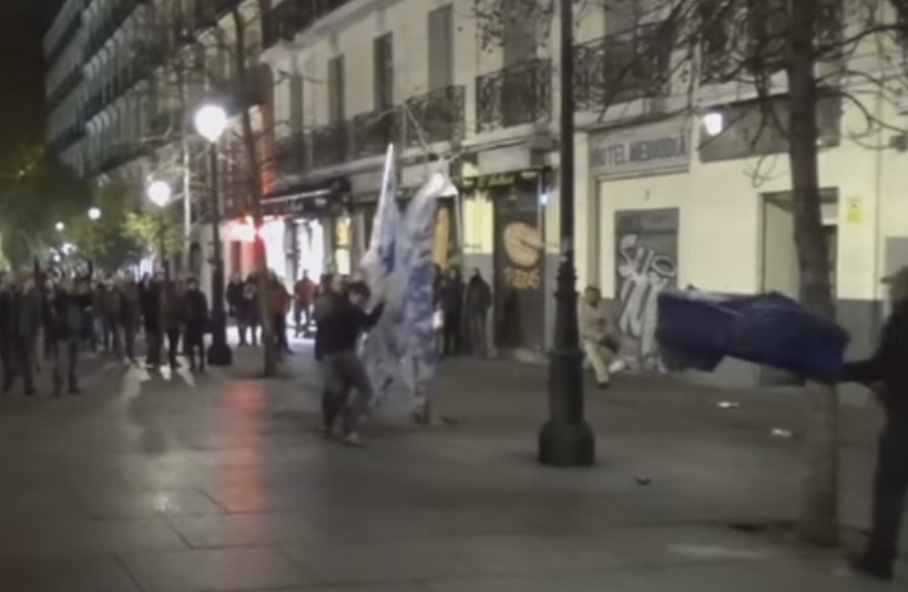 Ακροδεξιοί τραμπουκίζουν συγκέντρωση των Podemos (Video) - Media