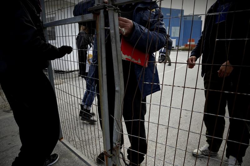 Στους δρόμους της παραλιακής οι μετανάστες που δεν έγιναν δεκτοί στο γήπεδο χόκεϊ (Photos) - Media