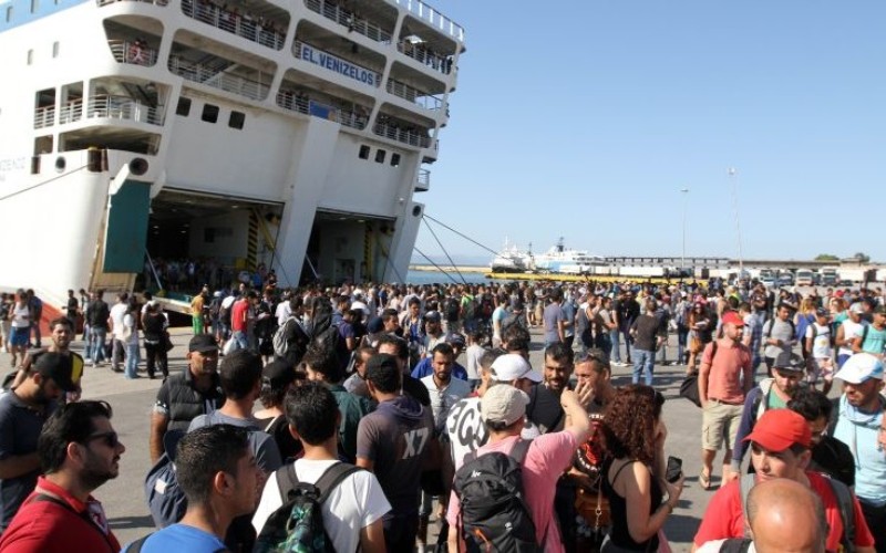 Στον Πειραιά φθάνουν 3.500 πρόσφυγες - Media
