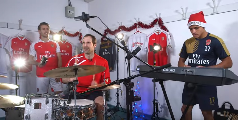 Κάλαντα από την… Άρσεναλ: Ο Μονρεάλ παίζει ντραμς και ο Σάντσες πλήκτρα! (Video) - Media