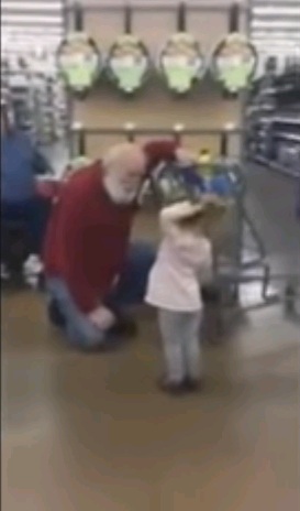 Βρήκε τον Άγιο Βασίλη στο σούπερ μάρκετ (Video) - Media